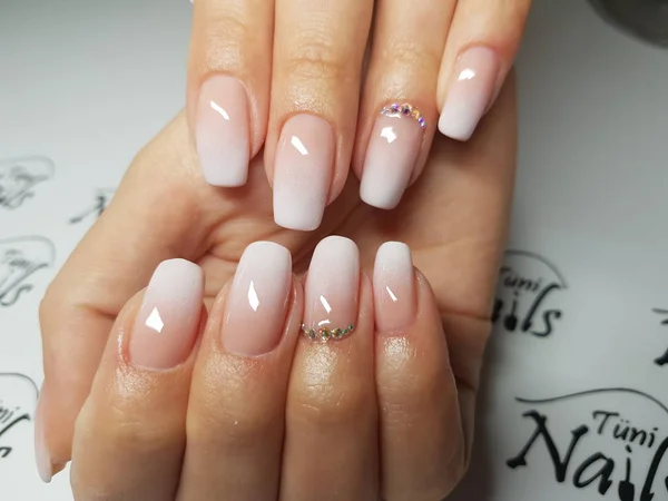 Hermosas uñas de colores y manicura mano . — Foto de Stock