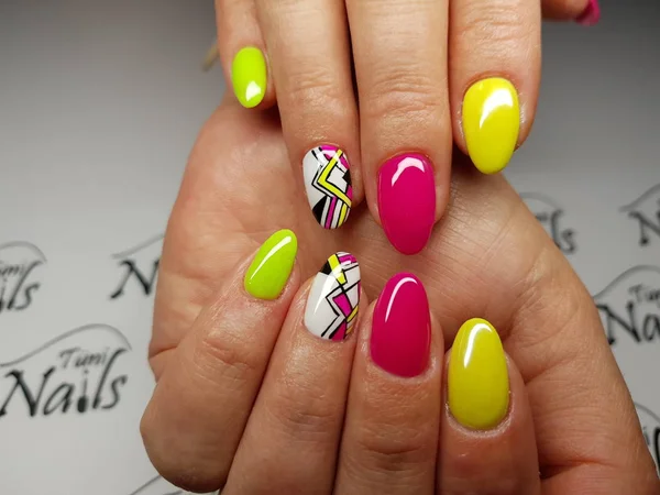 Mooie kleurrijke nagels en hand manicure. — Stockfoto