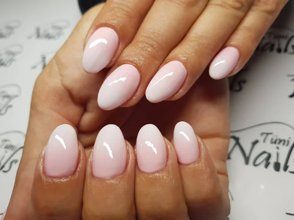 Mooie kleurrijke nagels en hand manicure. — Stockfoto