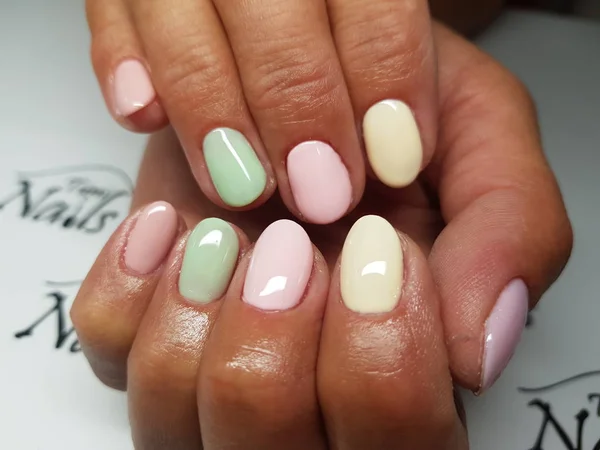 Hermosas uñas de colores y manicura mano . — Foto de Stock