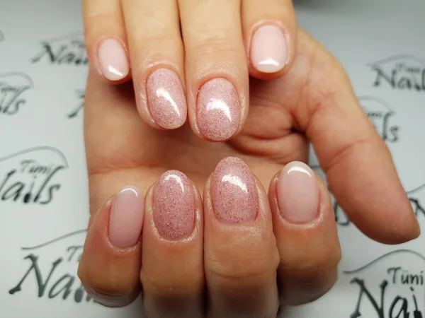 Hermosas uñas de colores y manicura mano . — Foto de Stock