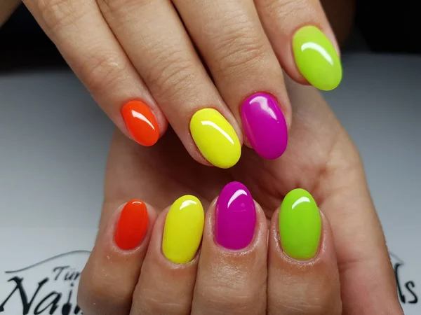 Hermosas uñas de colores y manicura mano . — Foto de Stock
