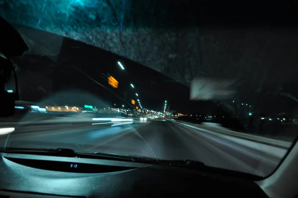 快速车程通过夜城 肾上腺素 对速度的需要 晚上在城里赛跑 汽车前面板 — 图库照片