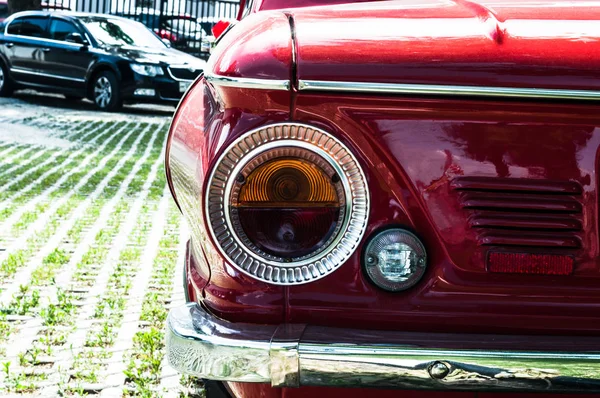 汽车的看法 苏联经典 圆形停止信号 红色多汁的颜色 — 图库照片
