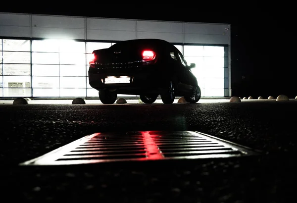 Araba Gece Alt Görünümü Yol Yüzeyi Arkasından Arka Plan Terk — Stok fotoğraf