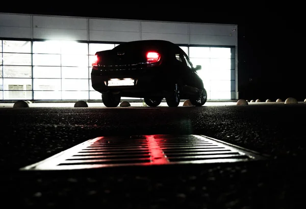 Carro Noite Vista Baixo Trás Superfície Estrada Fundo Uma Vitrine — Fotografia de Stock