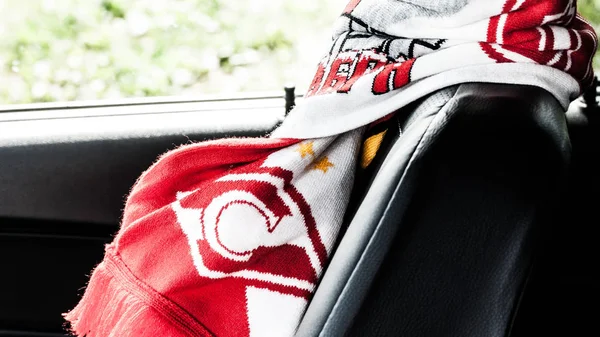 一条带有足球俱乐部标志的围巾 红色和白色 红色和白色的生活方式 在没有球的菱形中刻有风格化的字母 — 图库照片
