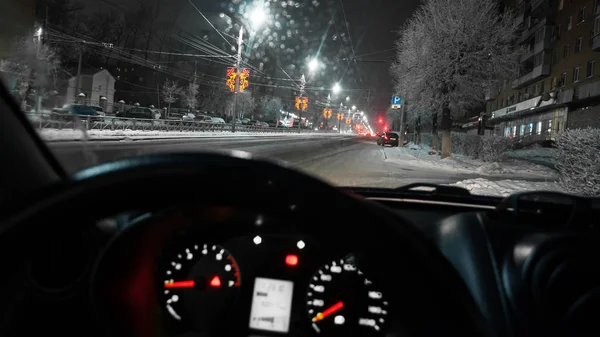 Вид Через Лобовое Стекло Автомобиля Праздничное Оформление Города Вид Автомобиля — стоковое фото