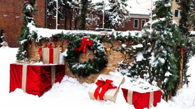 Noel hediyeleri ile yükleme. kırmızı altın rengi. kamusal alanlarda Noel için. dekorasyon ve süsleme. Noel Tema ve dekorasyon.