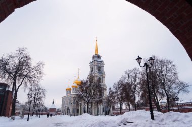Manzara mimari ensemble-Ortodoks Katedrali ile bir çan kulesi. Dome Katedrali ve çan kulesi spire. Kış yürüyüş şehrin güzel yerleri arasında. Gezi turuna. Soğuk hava. Güzel mimari topluluğu.