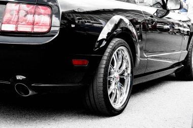 Amerikan araba kas araba yan görünümü. krom kaplama büyük jantlar, siyah vücut rengi. kontrast fotoğraf.