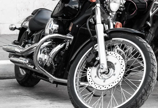 Motocykl Amerykańskich Kanonów Duże Przednie Koło Wieloma Szprychami Piękne Szprychy — Zdjęcie stockowe
