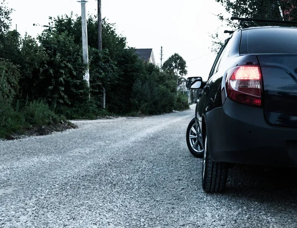 Carro Estrada Coberto Escombros Foto Noite Queima Luz Traseira Vermelha — Fotografia de Stock