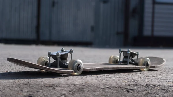 Skateboard Élégant Sur Route Asphaltée Refait Sous Estimé Une Vieille — Photo