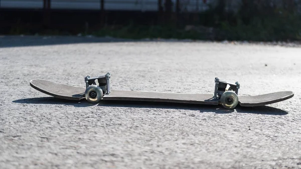 Skateboard Élégant Sur Route Asphaltée Refait Sous Estimé Une Vieille — Photo