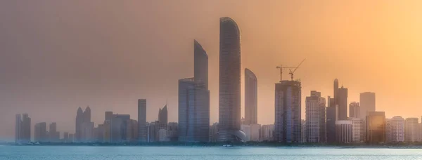 Blick auf die abu dhabi Skyline bei Sonnenaufgang, uae — Stockfoto