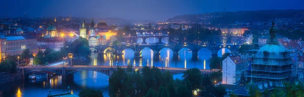 Panorama de Praga con puentes sobre el río Moldava — Foto de Stock
