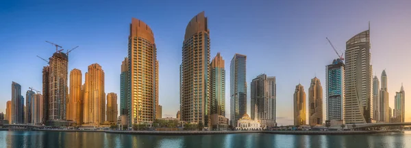 Panorámás kilátás nyílik a Dubai Marina bay, Egyesült Arab Emírségek — Stock Fotó