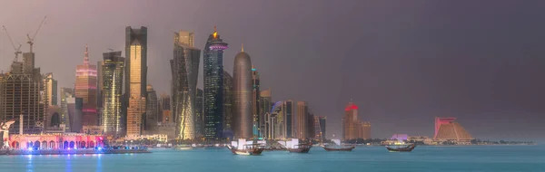 O horizonte de West Bay e Doha City Center, Qatar — Fotografia de Stock