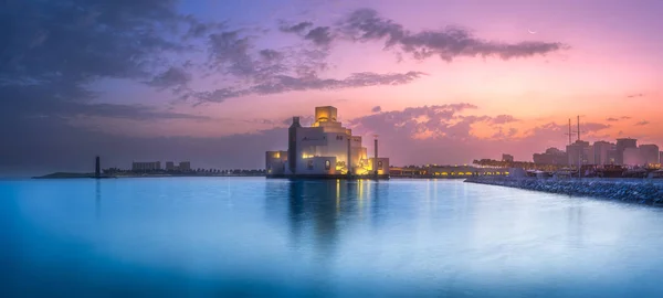 Frente ao mar do parque de Doha e Museu de Arte Islâmica — Fotografia de Stock