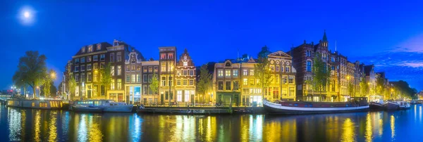 Amsterdam skyline città con la luna, Paesi Bassi — Foto Stock
