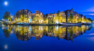 Amsterdam şehir manzarası ile ay, Hollanda
