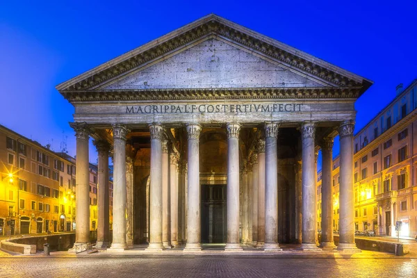 Pantheon ve Rotonda Meydanı'nın görünümü. Roma, İtalya