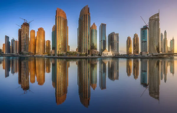 Vista do dia da baía da Marina do Dubai com céu limpo, Emirados Árabes Unidos — Fotografia de Stock