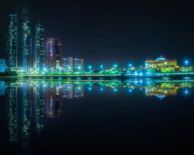 Gece, BAE Abu Dhabi Skyline görünümü