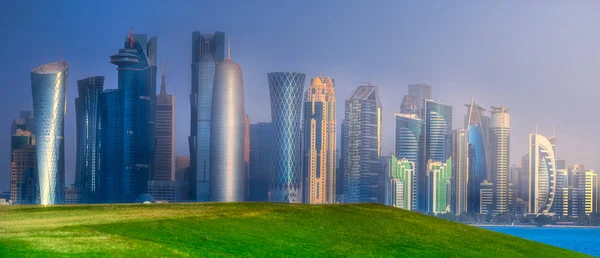 Skyline de West Bay e banco de pedra Doha, Qatar — Fotografia de Stock