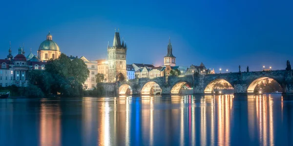 Charles bridgeat nacht, Prague, Tsjechië — Stockfoto