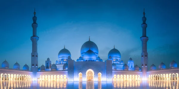 Великая мечеть шейха Зайеда вечером в Абу-Даби — стоковое фото