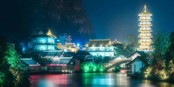 Güneş ve ay ikiz pagodadan Shanhu Gölü Guilin üzerinde — Stok fotoğraf