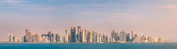 Skyline de West Bay e banco de pedra Doha, Qatar — Fotografia de Stock