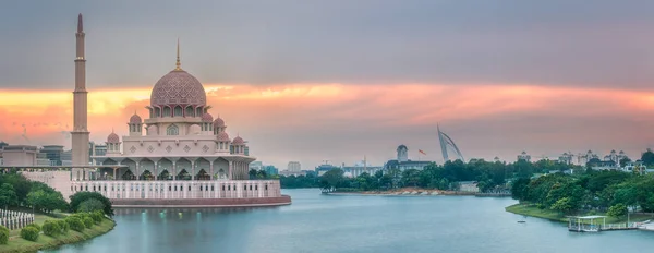 Mosquée Putra avec ciel dramatique Putrajaya, Malaisie — Photo