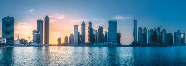 Panoramisch uitzicht op Dubai Business bay, Verenigde Arabische Emiraten — Stockfoto
