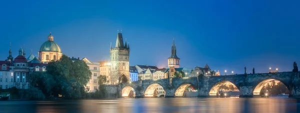 Charles bridgeat nacht, Prague, Tsjechië — Stockfoto