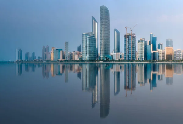 Vista de Abu Dhabi Skyline al amanecer, Emiratos Árabes Unidos —  Fotos de Stock