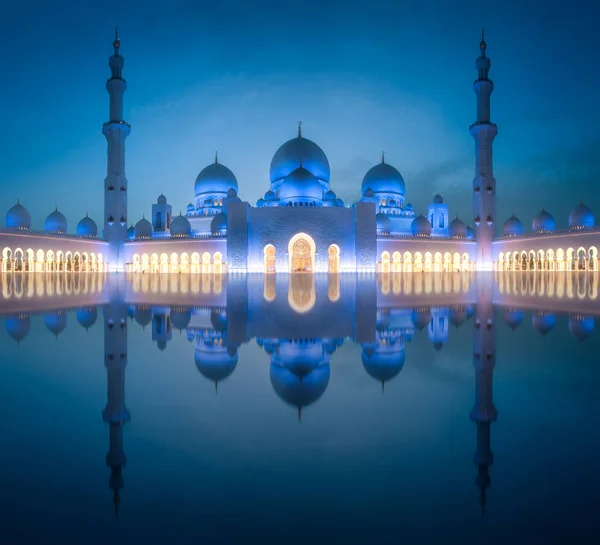 Sheikh Zayed große Moschee in der Nacht abu-dhabi, uae — Stockfoto