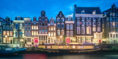 Nehir, geleneksel eski evler ve tekneler, Amsterdam