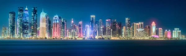 Небо над Уэст-Бей и Мбаппе-Сити, Катар — стоковое фото