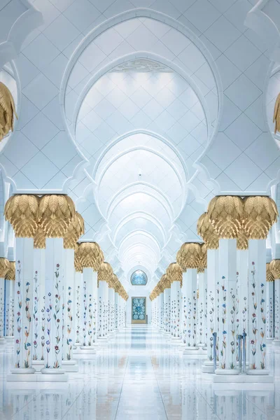 Passage of Sheikh Zayed Grand Mosque Abu-Dhabi — Stock Photo, Image