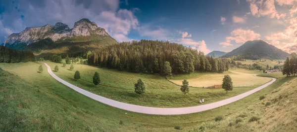 Çayır yol Berchtesgaden Milli Parkı'nda ile — Stok fotoğraf