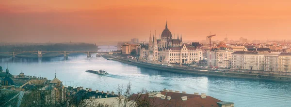 Budova parlamentu a řeka Dunaj v Budapešti — Stock fotografie