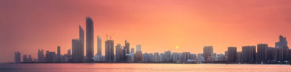 Gün batımında, BAE Abu Dhabi Skyline Panorama görünüm — Stok fotoğraf