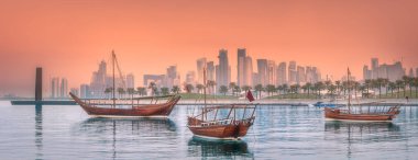 Doha Harbour geleneksel Arapça Dhow tekneler