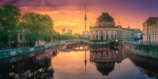 ドイツ ・ ベルリンのシュプレー川の博物館島 — ストック写真