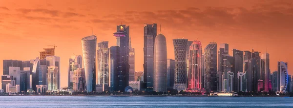 Lo skyline di West Bay e Doha centro, Qatar — Foto Stock