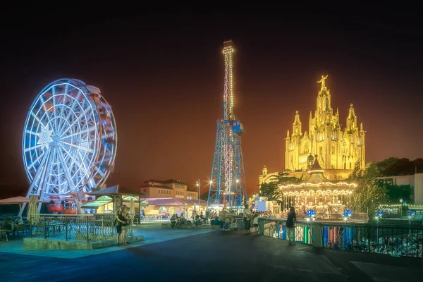 Tibidabo y parque de atracciones por la noche, Barcelona — Foto de Stock