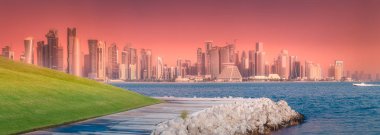 Manzarası Batı Körfezi ve taşlı banka Doha, Qatar